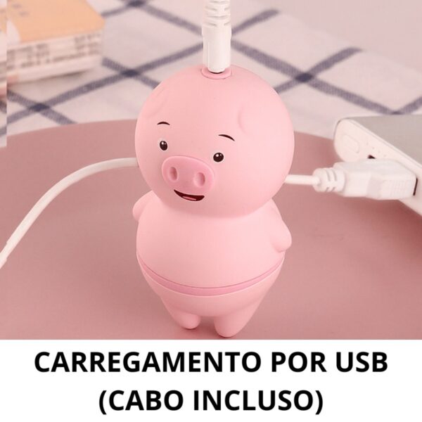 imagem do porquinho estimulador de clitoris simulador de sexo oral, mostrando um brinquedo erótico em forma de porquinho sendo carregado por cabo usb